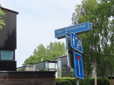 915099 Afbeelding van het foutief gespelde straatnaambord Karl Millockerhof in de buurt Terwijde in de wijk Leidsche ...